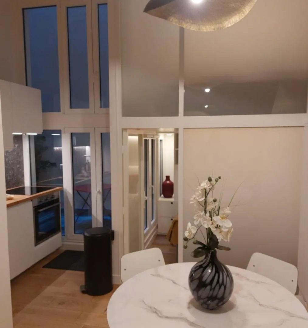 Centre - At Apartment *