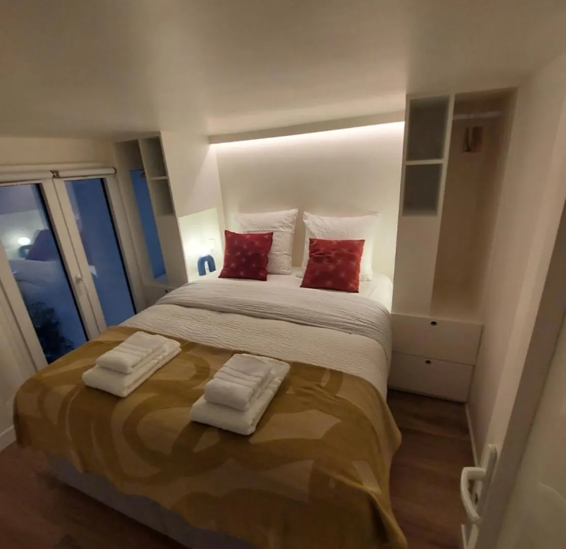 Centre - At Apartment *