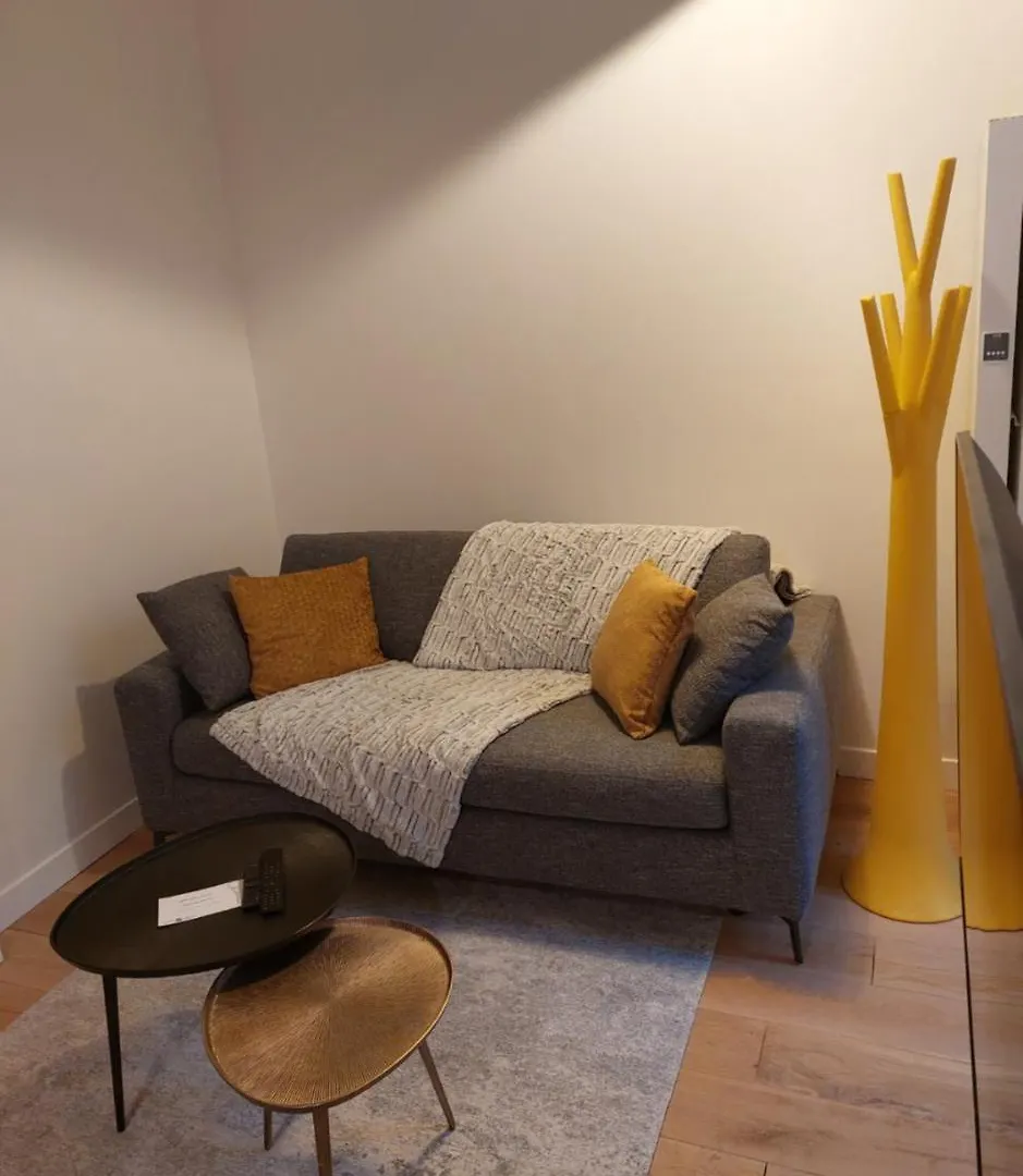 Centre - At Apartment *